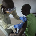 Ebola zabiła dwa razy więcej ludzi. Pochłonęła pieniądze potrzebne na leczenie innych chorych