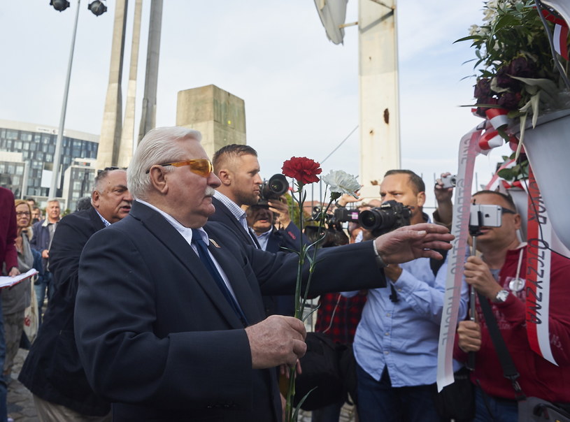 ech Wałęsa składa kwiaty przy Bramie nr 2 Stoczni Gdańskiej /Dominik Kulaszewicz /PAP