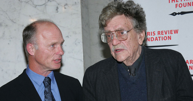 Ed Harris i Kurt Vonnegut /Evan Agostini /Getty Images