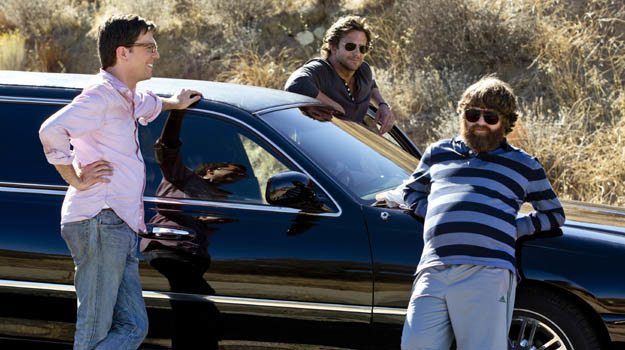 Ed Helms, Bradley Cooper i Zach Galifianakis na planie "Kaca Vegas 3". /materiały dystrybutora