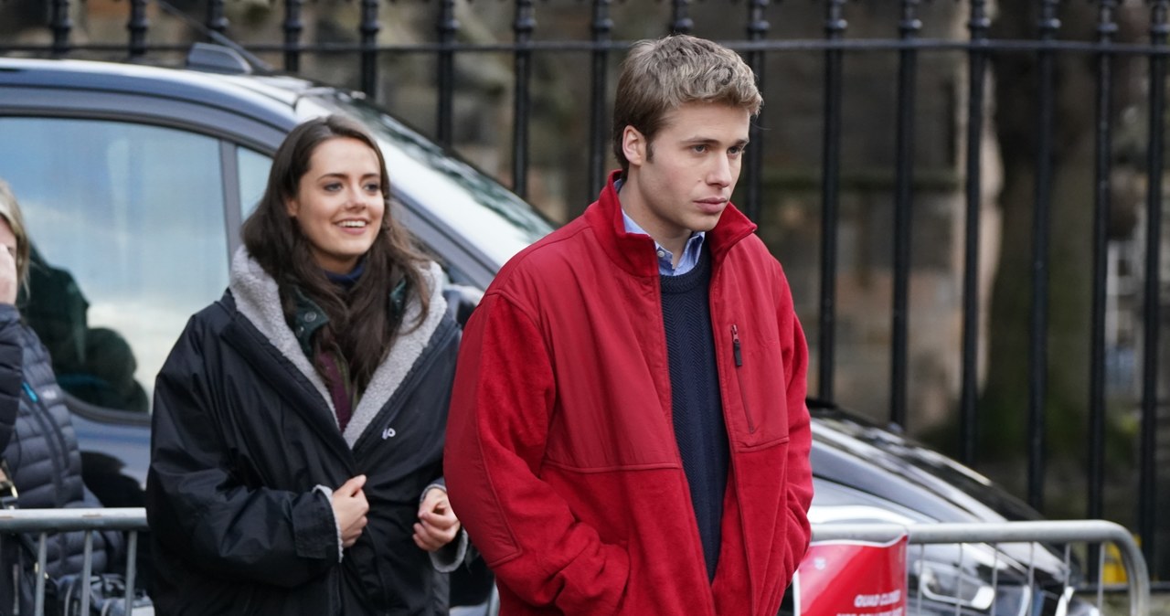 Ed McVey  i Meg Bellamy na planie 6. sezonu "The Crown" /Getty Images