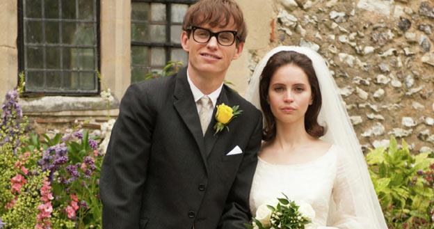 Eddie Redmayne i Felicity Jones jako małżeństwo Hawkingów /materiały dystrybutora