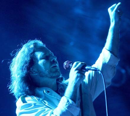 Eddie Vedder (Pearl Jam) znów zapomniał założyć pacynkę... /arch. AFP