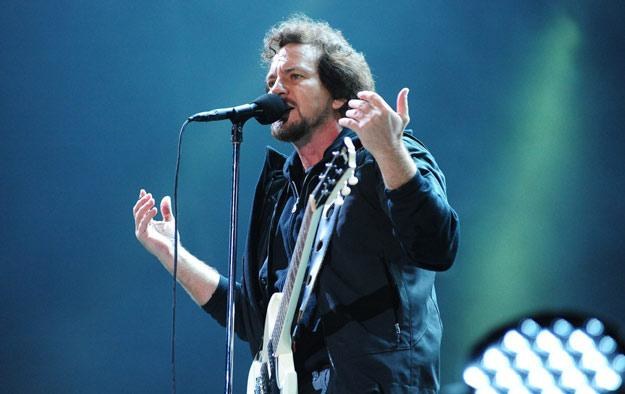 Eddie Vedder z Pearl Jam podczas występu w Gdyni (fot. Paweł Skraba) /Reporter