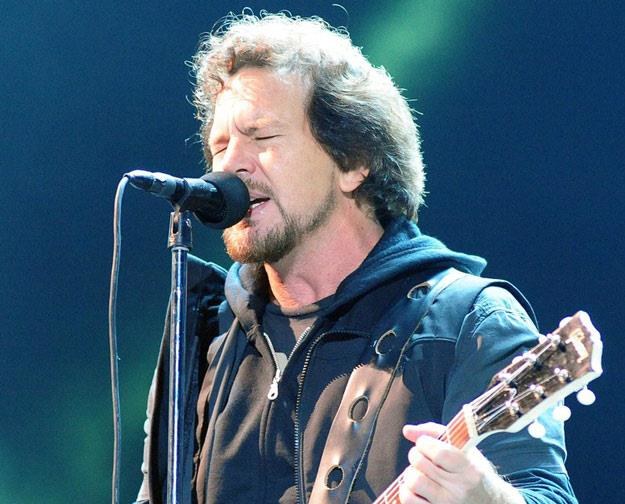 Eddie Vedder z Pearl Jam podczas występu w Gdyni (fot. Paweł Skraba) /Reporter