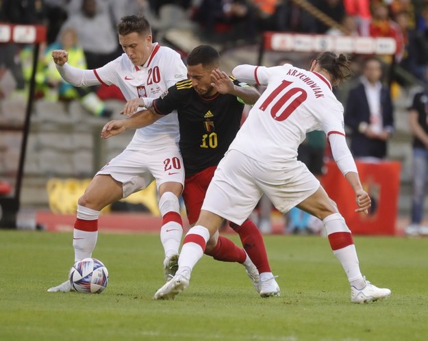 Eden Hazard, Piotr Zielinski i Grzegorz Krychowiak. /STEPHANIE LECOCQ  /PAP/EPA