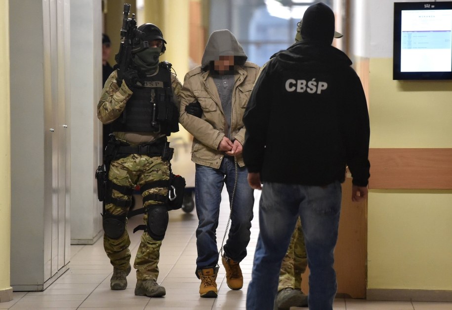 eden z podejrzanych (C) w sprawie zabójstwa byłego premiera Piotra Jaroszewicza i jego żony Alicji Solskiej-Jaroszewicz doprowadzany do Sądu Okręgowego w Krakowie / 	Jacek Bednarczyk    /PAP