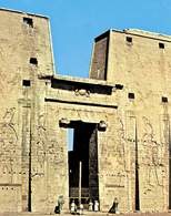 Edfu, wejście do świątyni Horusa /Encyklopedia Internautica