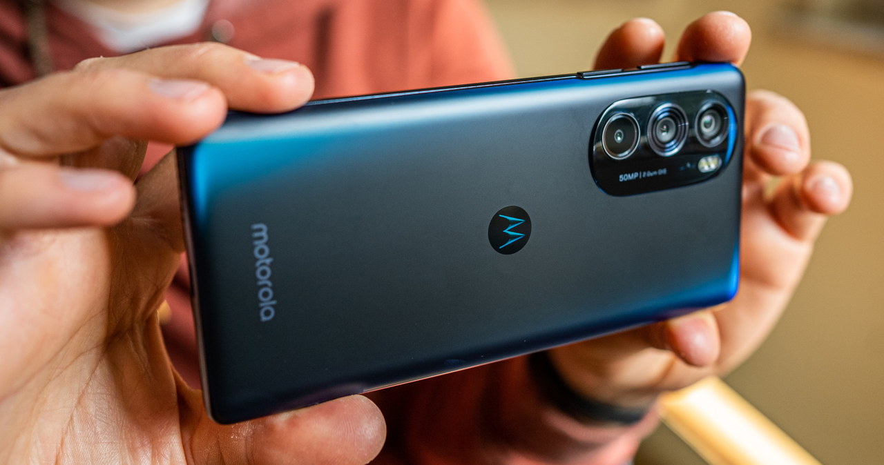 Edge 30 pro wyposażony został w najmocniejszy obecnie procesor Snapdragon 8 Gen 1. Czy smartfon Motoroli sprosta innym oczekiwaniom, jakie przed flagowcami stawiają współcześni użytkownicy? / fot. Martyna Taras FILMSEE /INTERIA.PL