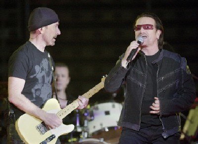 Edge i Bono, w tle Larry Mullen /AFP