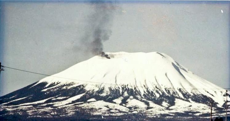 Edgecumbe z unoszącym się z krateru dymem wyglądał przerażająco, jednak okazało się, że to tylko palące się opony. /www.sitka.com /materiał zewnętrzny