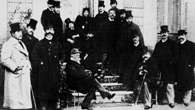 Edmond Goncourt, siedzący po prawej stronie, fot. z 1890 /Encyklopedia Internautica