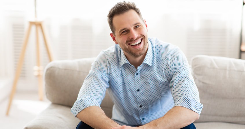 Edmund to mężczyzna pewny siebie, inteligentny i uzdolniony artystycznie. /123RF/PICSEL