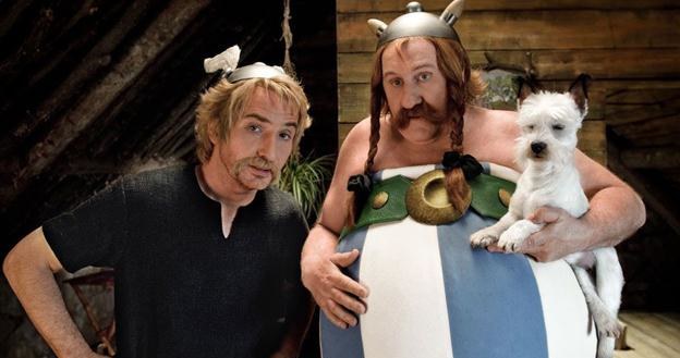 Edouard Baer i Gerard Depardieu w scenie z filmu "Asterix i Obelix: W służbie Jej Królewskiej Mości" /materiały dystrybutora