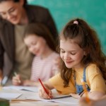 Edukacja bez cyfrowych gadżetów? Oto co proponują specjaliści