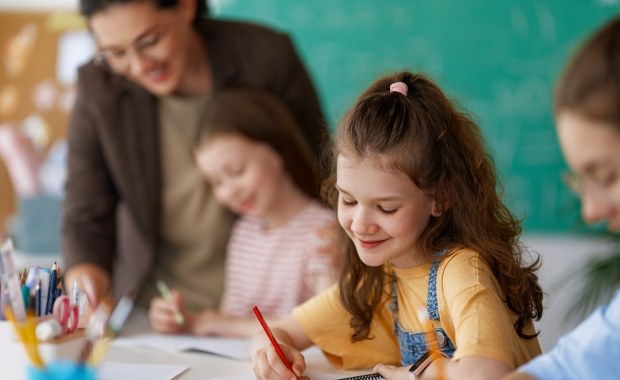 Edukacja bez cyfrowych gadżetów? Oto co proponują specjaliści