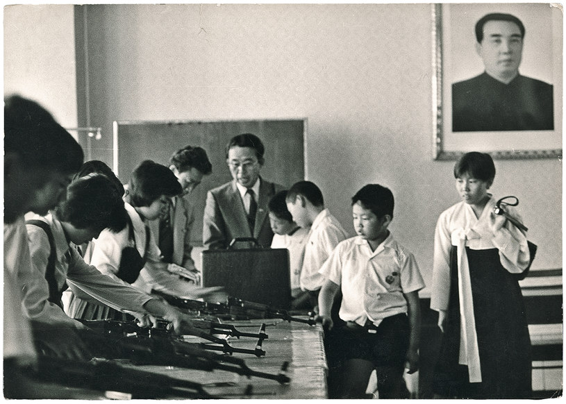Edukacja w Korei Północnej obejmuje zarówno grę na instrumentach, jak i posługiwanie się bronią /Andrzej Fidyk /Wydawnictwo Znak
