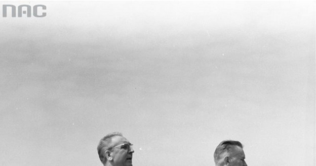 Edward Gierek i Piotr Jaroszewicz na trybubue podczas pochodu pierszwszomajowego (1973 r.) /Z archiwum Narodowego Archiwum Cyfrowego