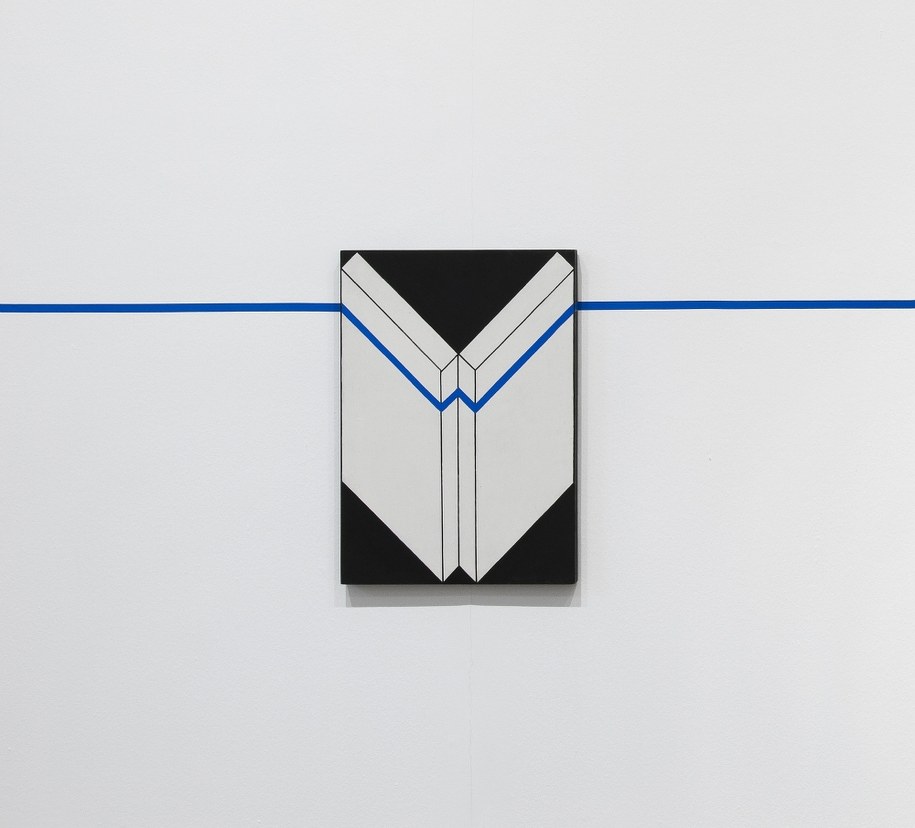 Edward Krasiński, Intervention 27, 1975, Tape and paint on hardboard, © Tate, London 2015 /