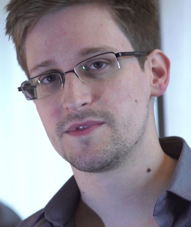 Edward Snowden oficjalnie ubiega się o azyl w Rosji /LENN GREENWALD / LAURA POITRAS  /PAP/EPA