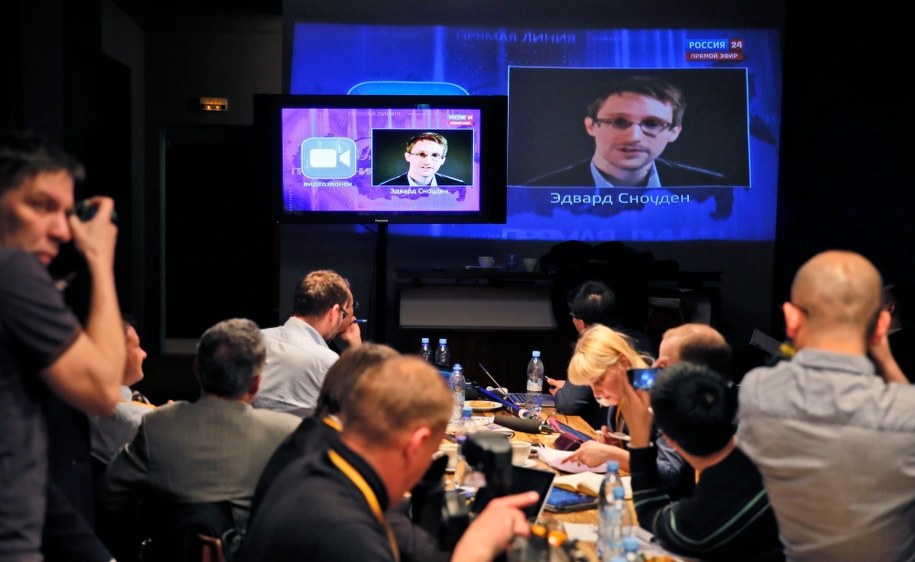 Edward Snowden w czasie telekonferencji Władimira Putina /YURI KOCHETKOV /PAP/EPA