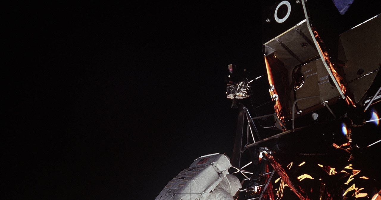 Edwin "Buzz" Aldrin  opuszcza moduł Orzeł. 20 minut wcześniej stopę na Księżycu postawił Armstrong /AFP