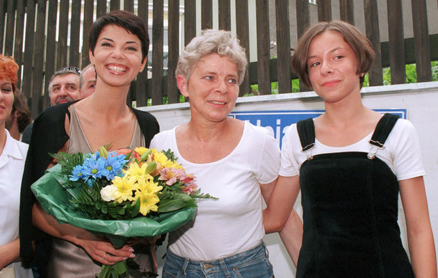 Edyta Górniak z mamą i siostrą w Opolu, 1997 r. /Krzysztof Wojda /Reporter