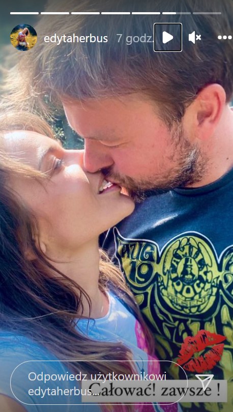 Edyta Herbuś całuje swojego partnera /Instagram