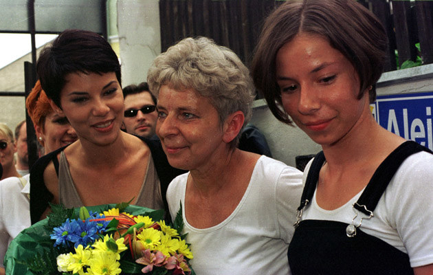 Edyta z mamą i siostrą Małgosią podczas festiwalu w Opolu, 1998 r. Fot.Mariusz Przygoda &nbsp; /Agencja FORUM