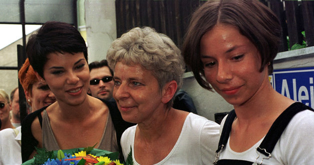 Edyta z mamą i siostrą Małgosią podczas festiwalu w Opolu, 1998 r. Fot.Mariusz Przygoda &nbsp; /Agencja FORUM