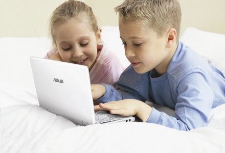 Eee PC - od tego komputerka rozpoczęła się moda na netbooki, czyli "młodszych braci notebooków" /materiały prasowe
