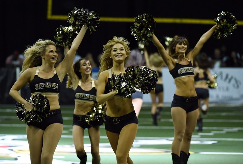Efekt cheerleaderek powoduje, że w grupie wyglądamy lepiej /Getty Images/Flash Press Media