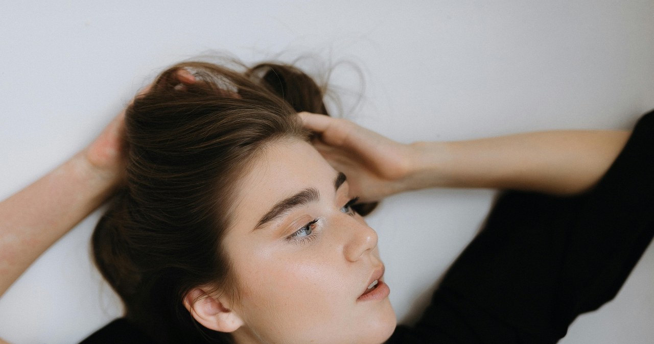 Efekt na brwiach po zastosowaniu naturalnych metod przyciemniania / Alina Matveycheva /pexels.com