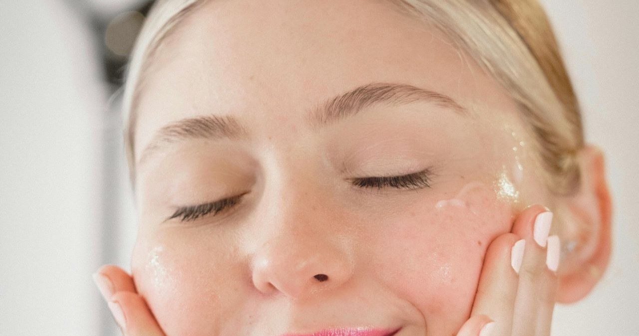 Efekt na twarzy po maseczce z różowej glinki /Pırıl Şahin /pexels.com