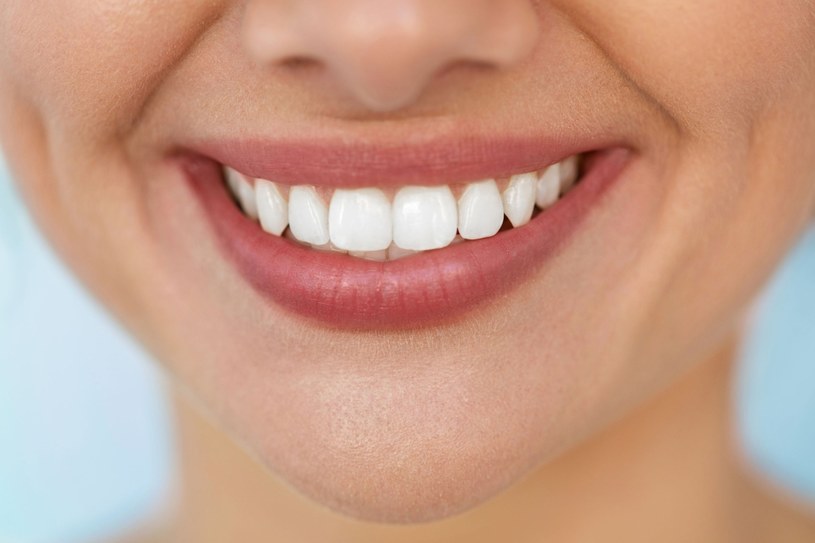 Efekt nieskazitelnie białych zębów? Często samo szczotkowanie nie wystarczy /123RF/PICSEL