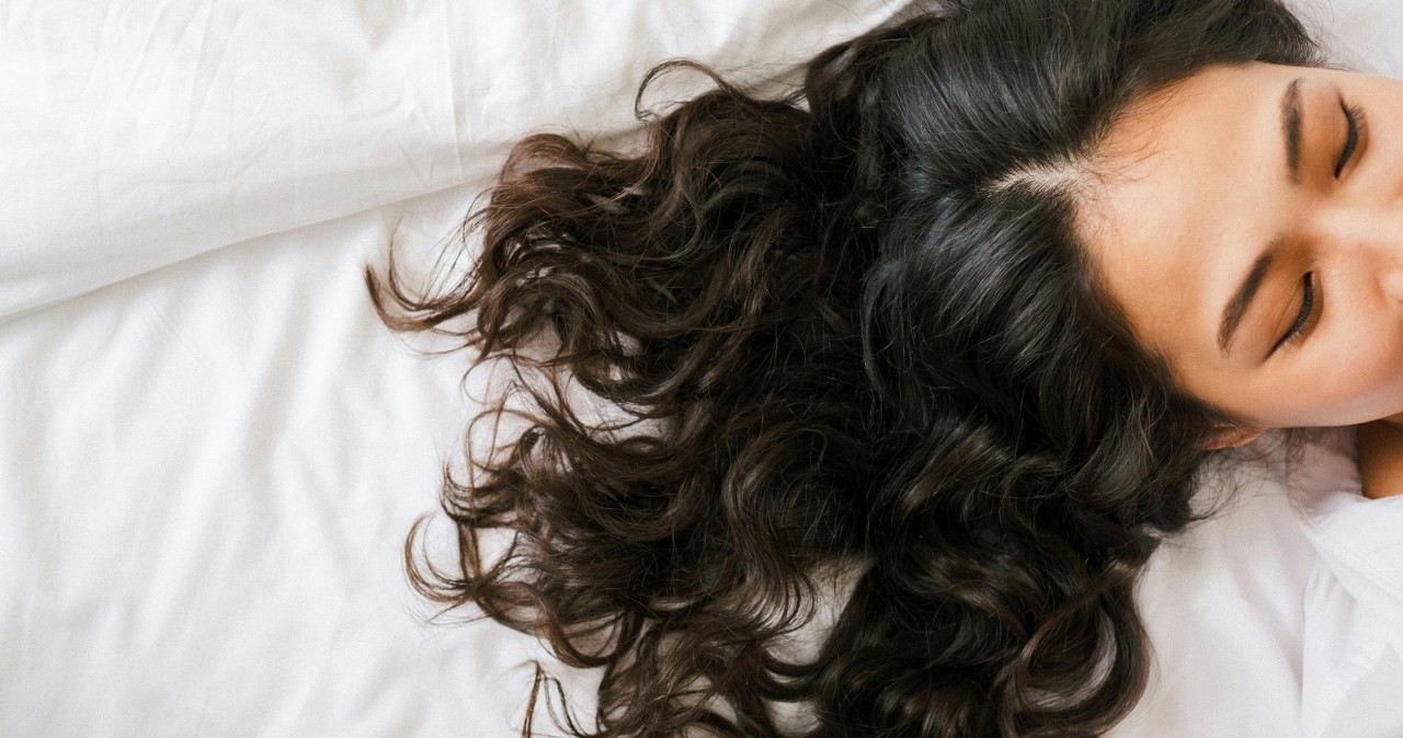 Efekt po zdjęciu jedwabnego turbanu po nocy /Ron Lach /pexels.com