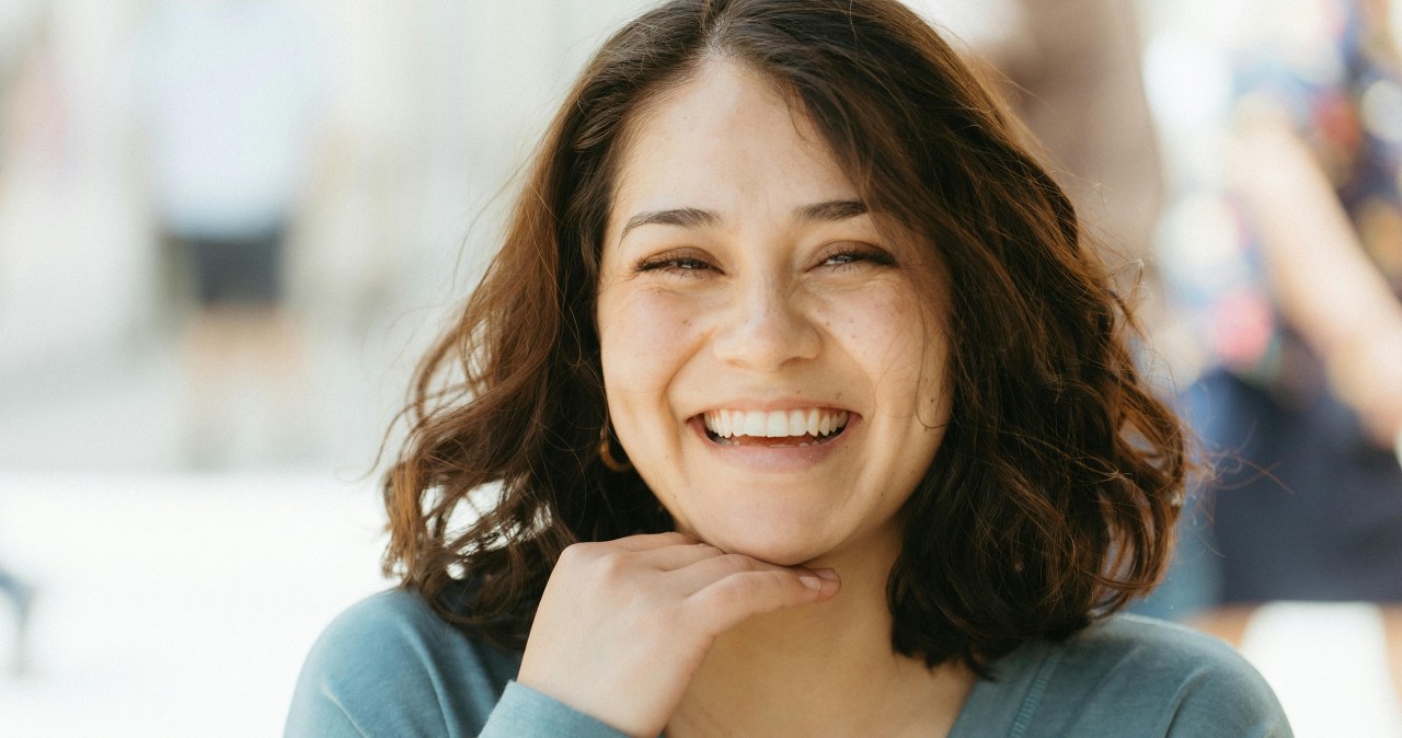 Efekt rozświetlonej i rozjaśnionej cery po maseczce z buraka i miodu /Ivan Aguilar /pexels.com