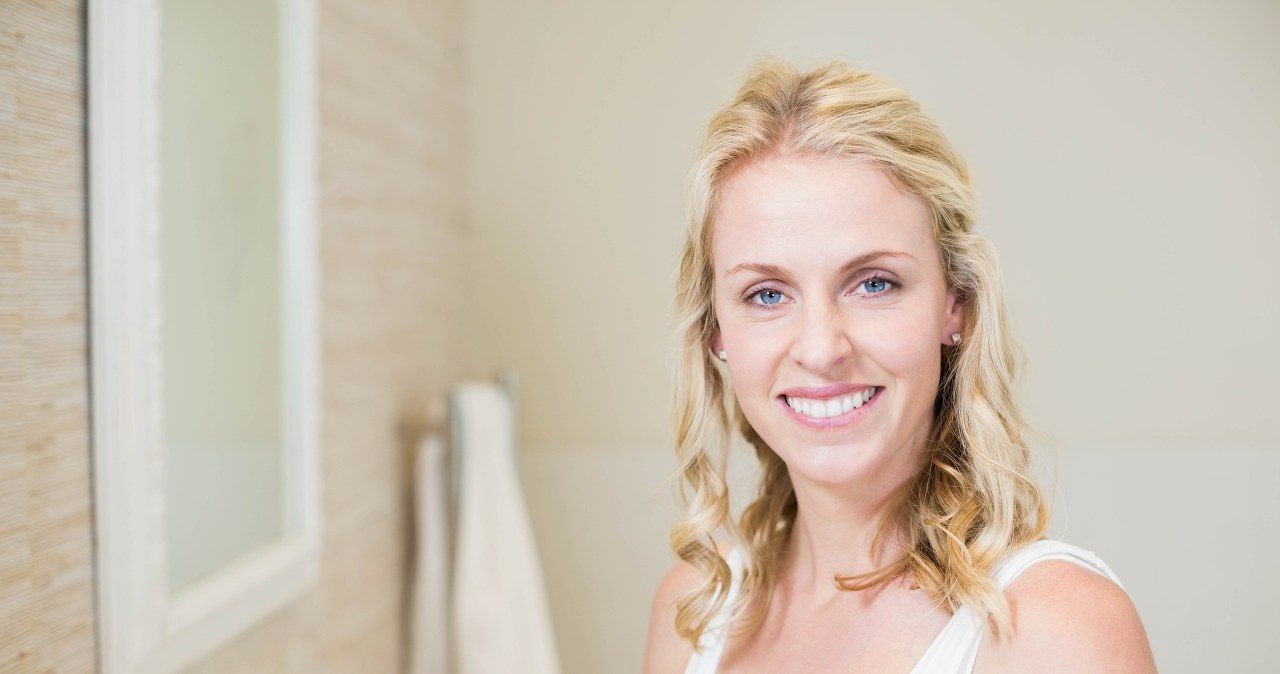 Efekt rozświetlonej i wyrównanej cery po zabiegu BB Glow /123RF/PICSEL