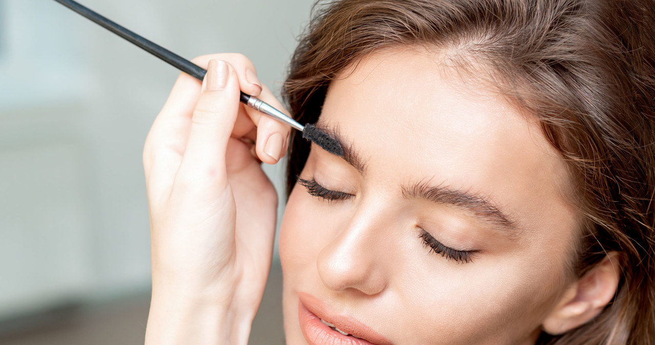 Efekt "soap brows" uzyskasz przy pomocy zwykłego mydła /123RF/PICSEL
