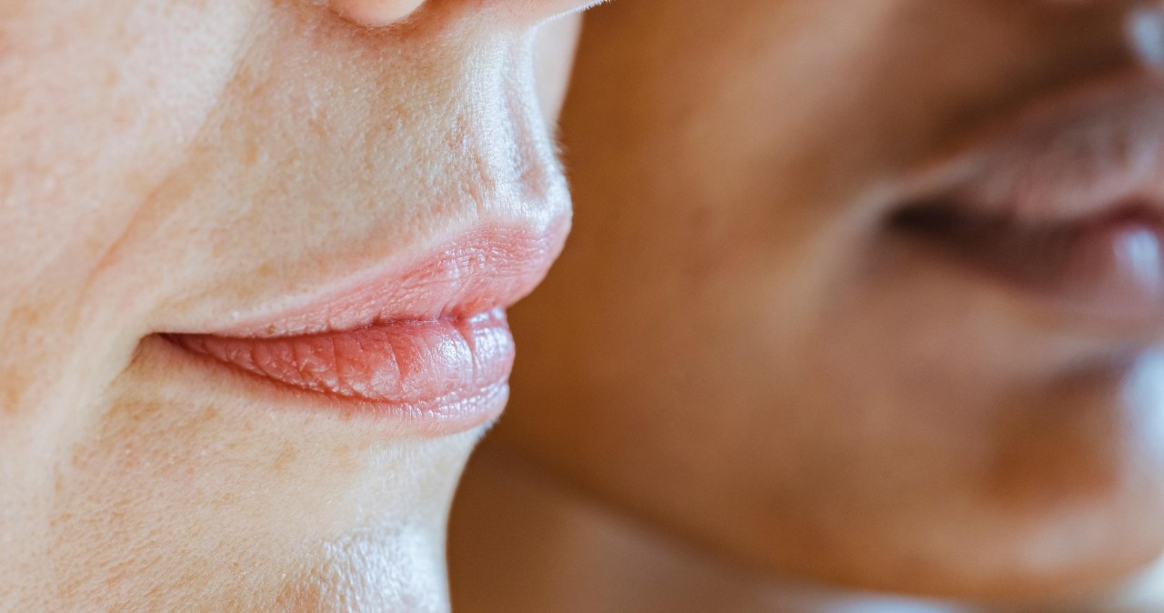 Efekt stosowania domowej, łagodnej metody depilacji wąsika u kobiety /Angela Roma /pexels.com