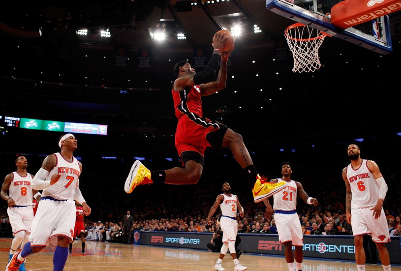 Efektowna akcja LeBrona Jamesa w meczu z New York Knicks /AFP