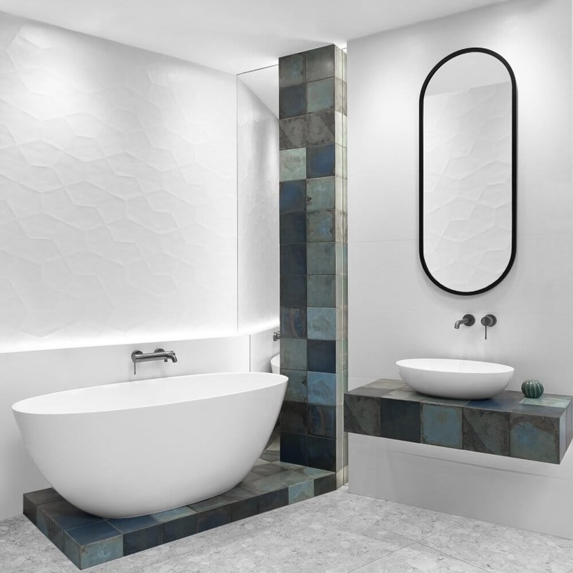 Efektowna łazienka z wanną wolnostojącą, wykończona płytkami 3D i zielonymi kafelkami w stylu retro / pixabay.com /.