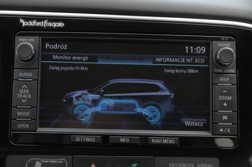 Efektowne grafiki na ekranie nawigacji obrazują aktualny przepływ energii. /Motor