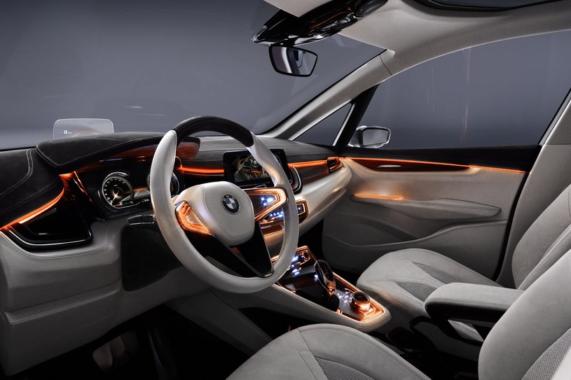 Efektowne podświetlenie, skóra i włókno węglowe - wykończenie prototypów rządzi się swoimi prawami. Nie inaczej jest w przypadku BMW Active Tourer Concept. /BMW