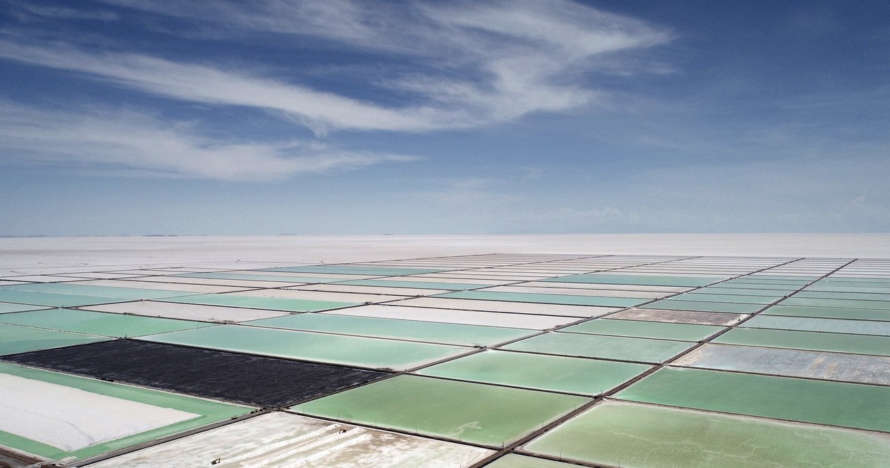 Efektowne "pola litowe" w Boliwii. Boliwia jest jednym z krajów posiadających spore zasoby tego pierwiastka /JORGE BERNAL /AFP