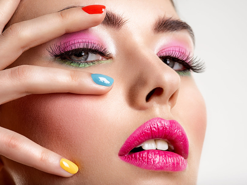 Efektowny makijaż nie zajmie ci całego wieczoru: Zrobisz w kwadrans! /123RF/PICSEL