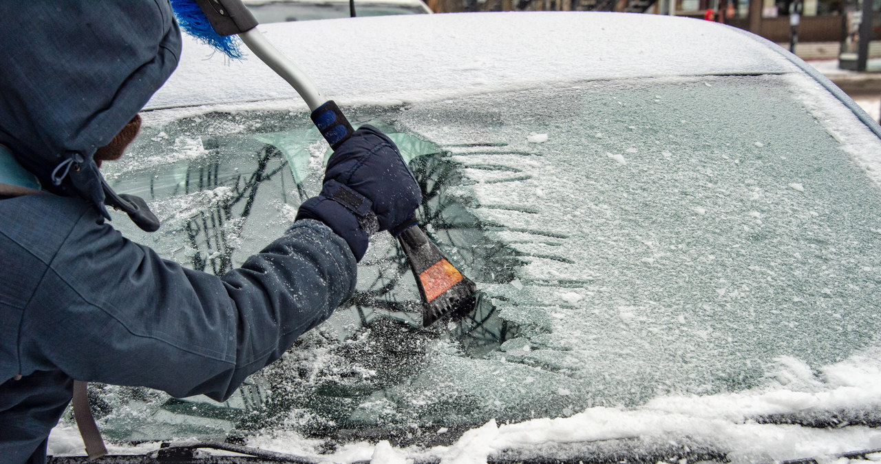 Efekty burzy śnieżnej można obserwować m.in. na zasypanych drogach oraz pojazdach. Trzeba pamiętać o porządnym odśnieżeniu auta przed wyruszeniem w trasę i sprawdzić, czy warunki na drogach są bezpieczne. /123RF/PICSEL
