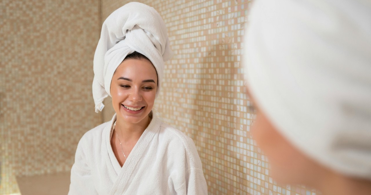 Efekty na cerze po stosowaniu pielęgnacji po użyciu ciepłego, wilgotnego ręcznika /Sergey Torbik /pexels.com