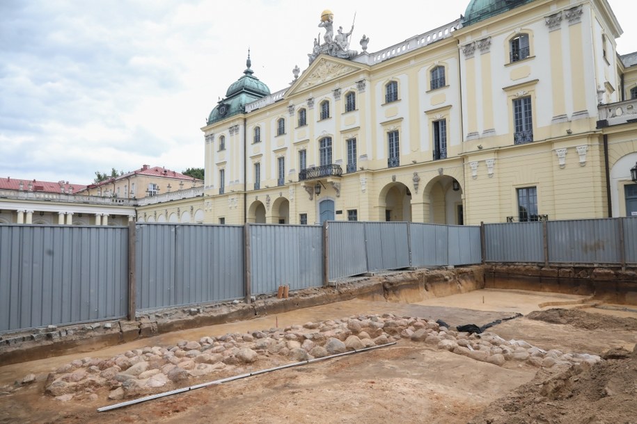 Efekty prac są imponujące – spod kolejnych warstw ziemi wydobywane są artefakty z epoki nowożytnej, brązu i średniowiecza /Artur Reszko /PAP