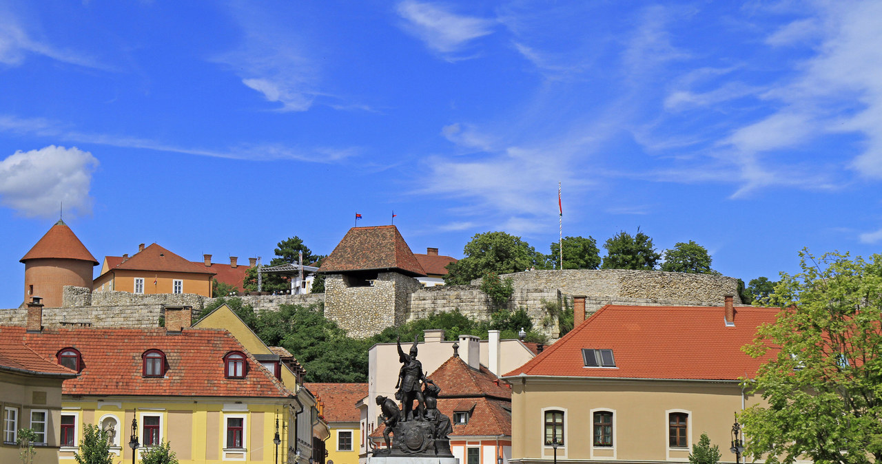 Eger to węgierskie uzdrowisko uwielbiane przez polskich turystów. Jakie atrakcje oferuje? /123RF/PICSEL